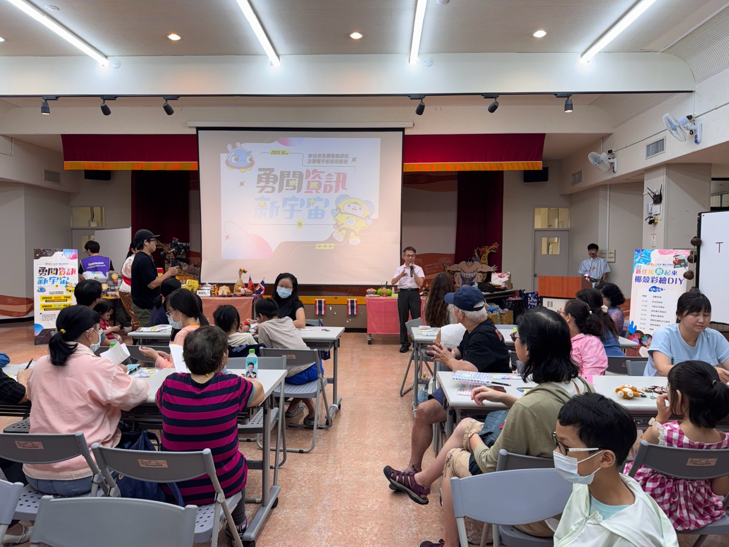 移民署移民資訊組朱副組長文彬在「新住民藝起來 椰殼彩繪DIY」創意活動中，鼓勵新住民參與計畫及課程報名。