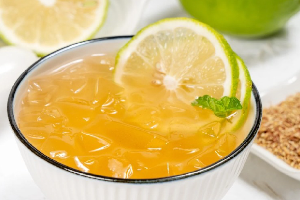 搭配蜂蜜、檸檬汁的冰愛玉,是臺灣高人氣的消暑聖品。