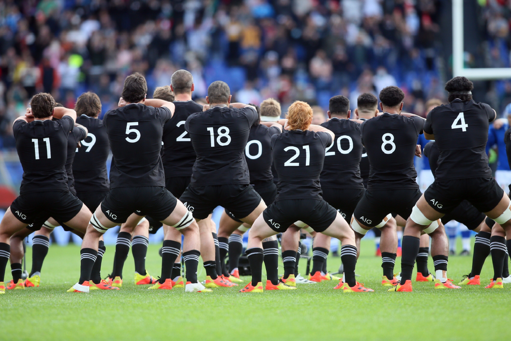 紐西蘭國家橄欖球隊黑衫軍（All Blacks），在橄欖球比賽前演出「戰舞」。