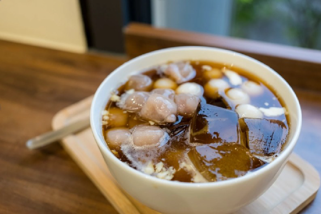 一碗豆花上面，覆蓋著滿滿的配料。