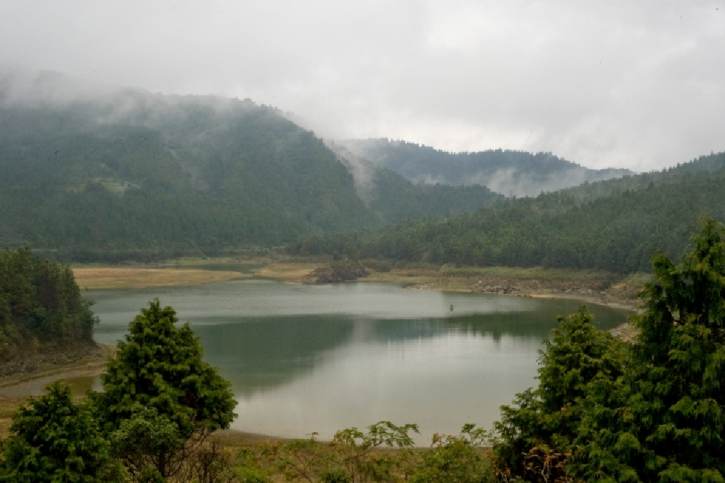 環湖步道一隅，往翠峰湖方向望去。