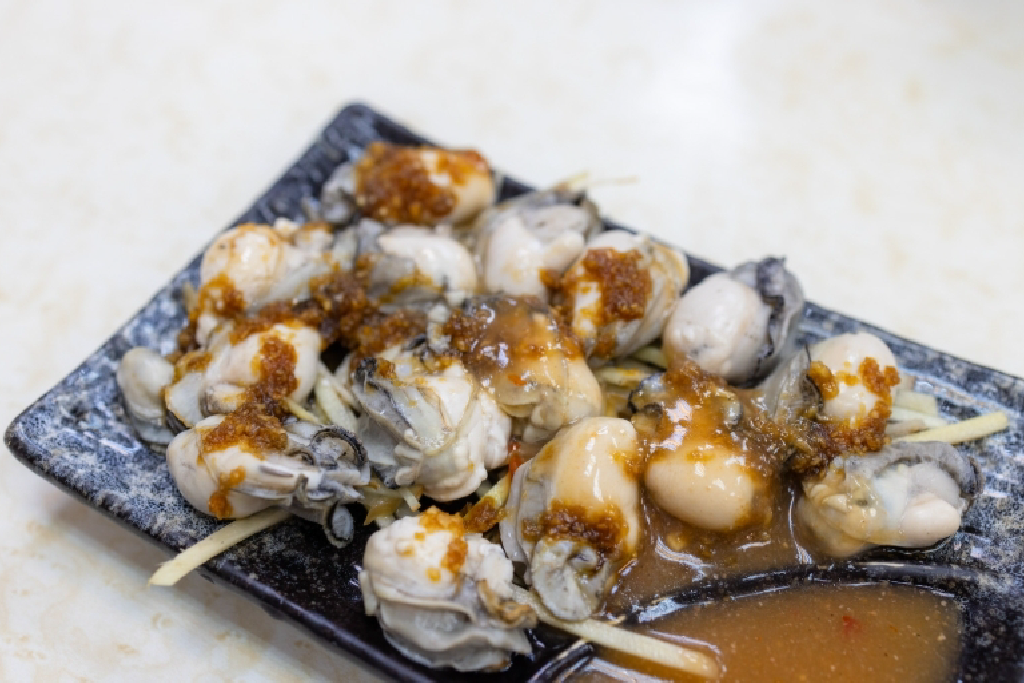 汆燙鮮蚵,搭配蒜蓉醬油,便是一道臺式好滋味。