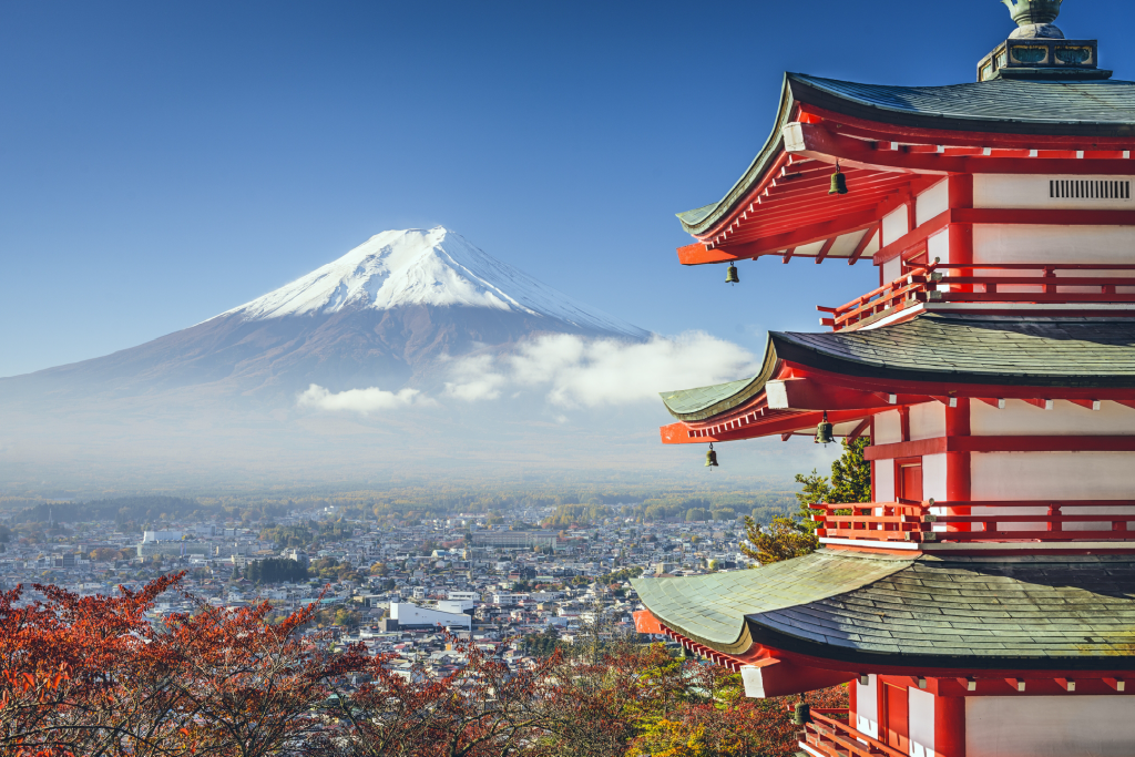 從浅間神社往富士山方向拍去，相片前景為著名的五重塔。