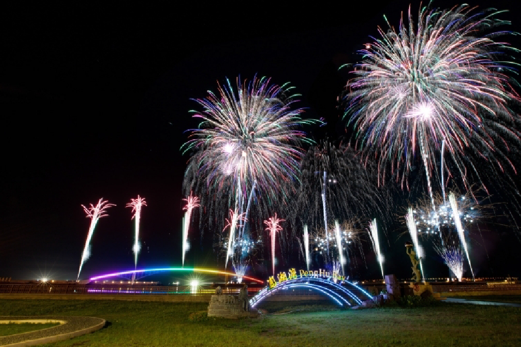 花火節的煙火,在夜空中形成璀璨的光芒。