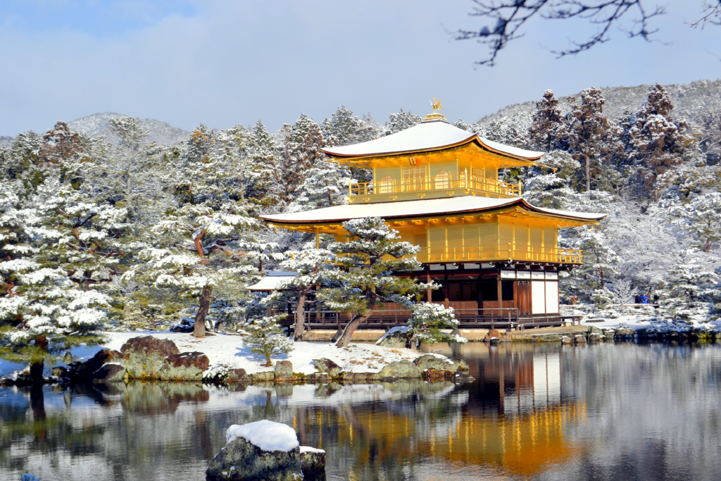 冬天的金閣寺,在雪景襯托下,如詩如畫。