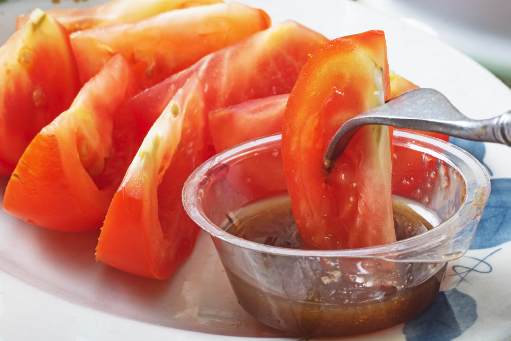 將黑柿番茄切成大塊,並且搭配薑泥醬油,其中醬汁帶有砂糖和甘草粉氣味,是南部獨有的古早味吃法。