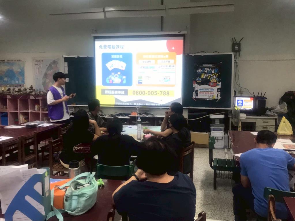 與新住民朋友介紹本計畫的課程.jpg