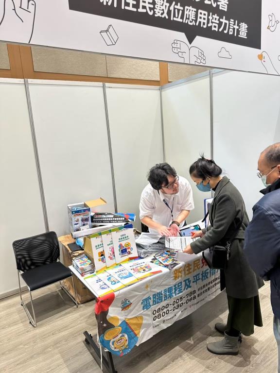 與新住民朋友們進行計畫之課程及設備借用宣導.jpg