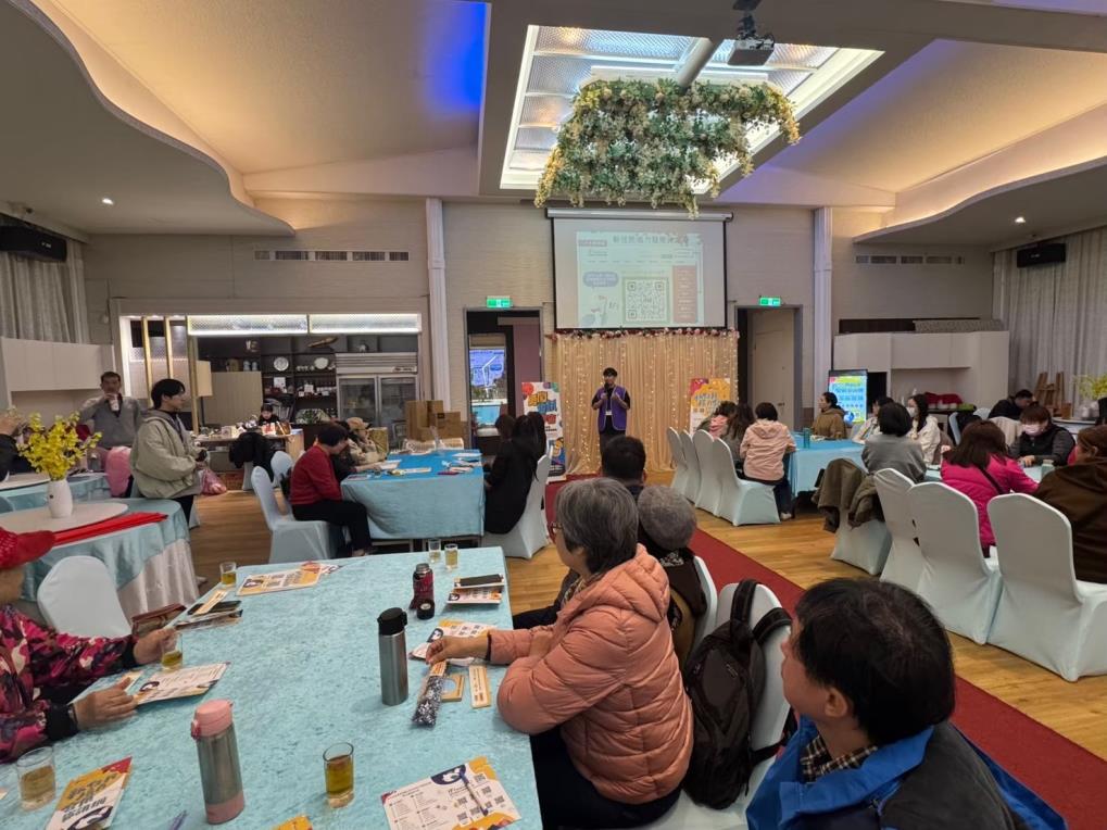 新住民朋友拿著DM專心聽講，了解報名方式.jpg